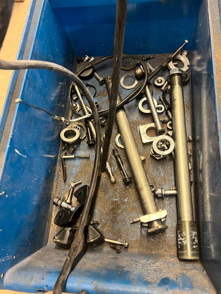 Kawasaki Z 1000 2003- schrauben Achse alles komplett 30€30