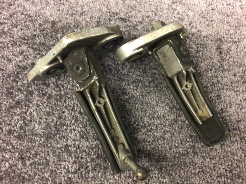 Fußraste Yamaha Tdm 850 4TX 20€ zusammen links rechts